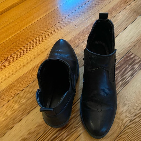 Women’s size 8 black booties - Picture 3 of 4